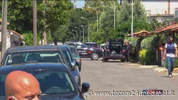 Ardea: nella via si è udita una esplosione, forse lo sparo con cui il killer si è tolto la vita - Video Tgcom24 - TGCOM