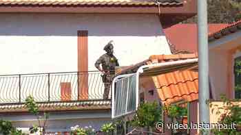 Ardea, il momento in cui viene udito uno scoppio: i carabinieri entrano nella villa - Video - La Stampa
