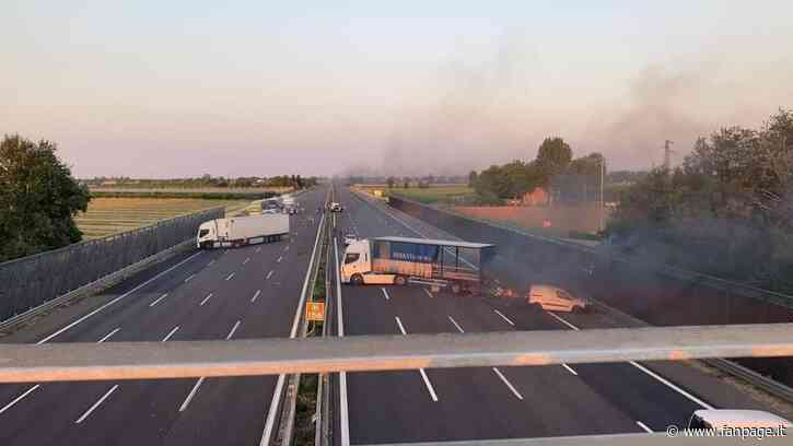 Assalto a portavalori sull’Autostrada A1, nei pressi di Modena, a fuoco tir: coinvolte numerose auto - Fanpage.it