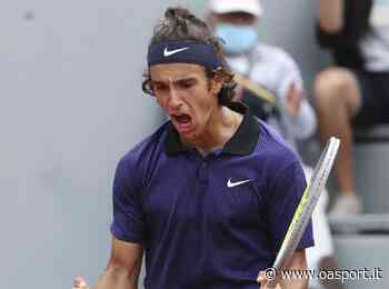 Wimbledon, Lorenzo Musetti si allena sull'erba...di un campo di calcetto a La Spezia! VIDEO - OA Sport
