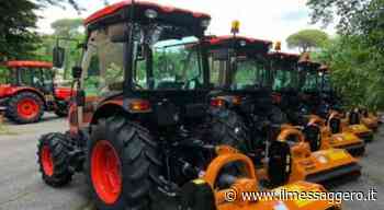 Roma, Raggi presenta i nuovi trattori per rasare l'erba dei prati - ilmessaggero.it