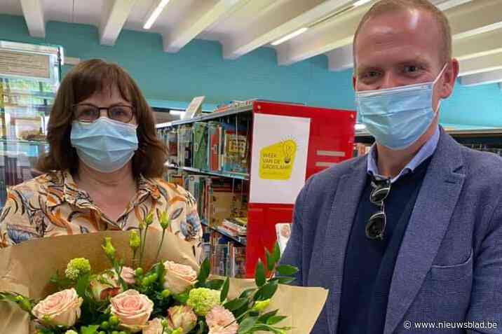 Bibliothecaris zwaait na 32 jaar af