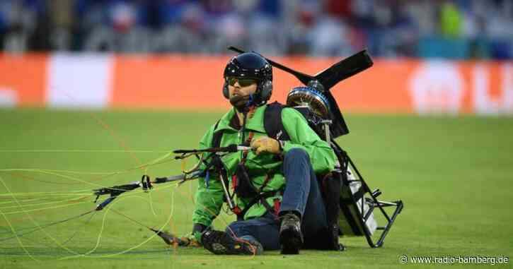 Gefährliche Fallschirmaktion vor EM-Auftakt der DFB-Elf