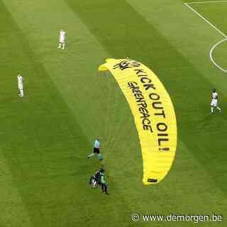► Even extra man op het veld tijdens Frankrijk-Duitsland: ‘Greenpeace’-parachutist landt in stadion