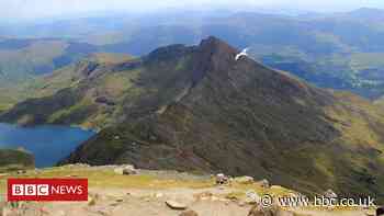 Snowdon: Thousands back Welsh mountain name change