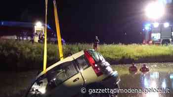 Soliera. Auto si inabissa nel canale ma tre giovani si salvano - La Gazzetta di Modena