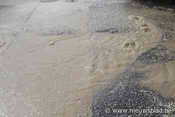 Veldstraat overspoeld door waterlek