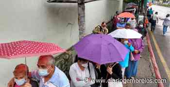 Desafían la lluvia y se vacunan vs COVID19 en Cuernavaca los de 50 a 59 años - Diario de Morelos