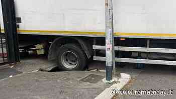 A Roma sprofonda l'ennesima strada sotto il peso di un camion