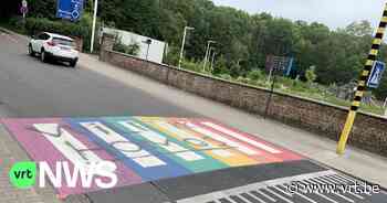 Regenboogzebrapad in Tervuren beklad met anti-homo-tekst - VRT NWS