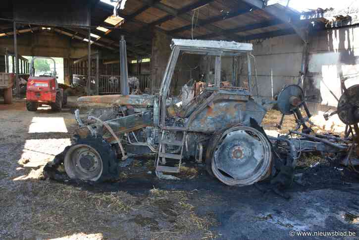 Tractor gaat in de vlammen op na kortsluiting