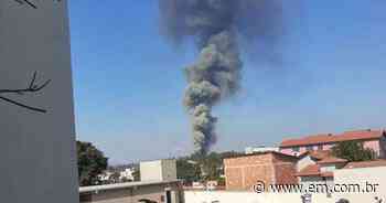Incêndio atinge galpão de transportadora em Contagem - Estado de Minas