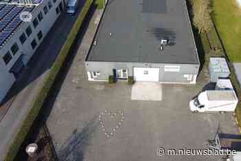 Indrukwekkende autocolonne voor overleden schrijnwerker - Het Nieuwsblad