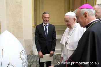Papa Francesco riceve in dono “Ovum Pine Nut” in ceramica di Caltagirone - PrimaStampa.eu