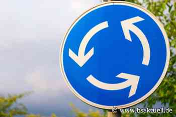 Aichach: Lkw-Anhänger kippt in Kreisverkehr - BSAktuell