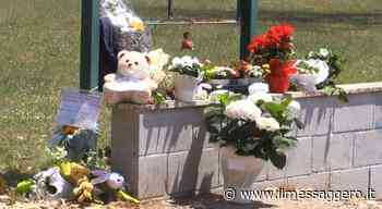 Sparatoria ad Ardea, fiori e giocattoli per Daniel e David nel luogo dove sono stati uccisi - Il Messaggero