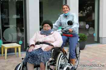 Bewoners Sint-Remigius weer wat mobieler (met dank aan elektrische rolstoelfiets) - Het Nieuwsblad