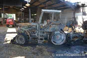 Tractor gaat in de vlammen op na kortsluiting - Het Nieuwsblad