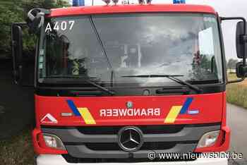 <BR />Brandweer moet grote plas witte verf opruimen, nadat verfketel van vrachtwagen valt