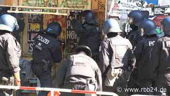Brandschutzbegehung in Berlin: Polizei öffnet Tür der "Rigaer 94"