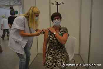 Katrien (50) krijgt de 50.000ste prik: “Oei, zoveel belangstelling niet verwacht”