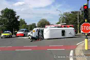 Bestuurster overleeft aanrijding met schoolbus niet, enkele kinderen gewond