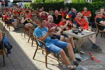 Terras vol supporters bij De Rijkswacht