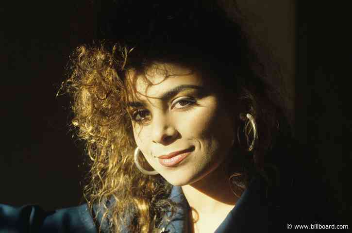 Paula Abdul Recalls Recording Her Hit ‘Straight Up’ in a Shower & Her Neighbor’s Caught-on-Tape Reaction