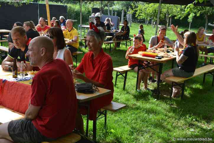 Toon laat in boomgaard genieten van EK-voetbal