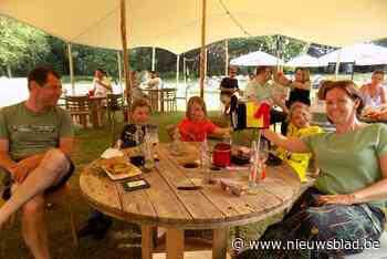 Hele familie supportert in zomerbar voor de Duivels