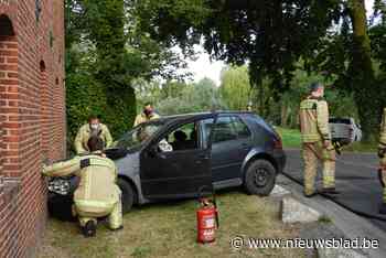 Bestuurder vlucht na botsing tegen gevel