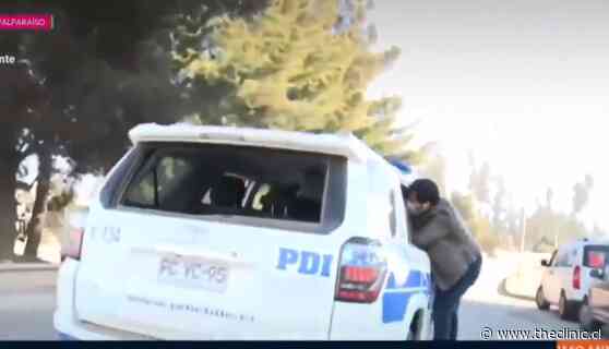 VIDEO. Y se marchó: Periodista se fue colgando del auto de la PDI para seguir entrevistando al detenido