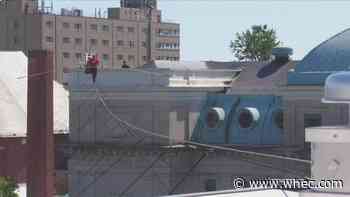 Internationally-known daredevil Nik Wallenda walks hire wire in Buffalo