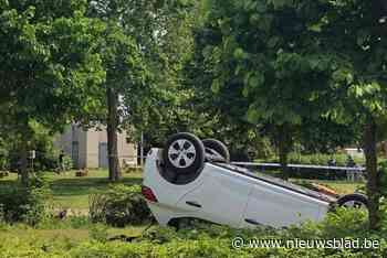 Auto gaat over de kop en belandt in parkje - Het Nieuwsblad