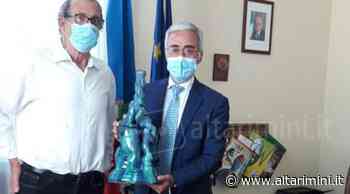 Lo scultore e ceramista Giorgio Giulianelli dona al Prefetto una sua opera - AltaRimini