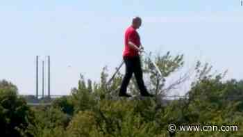 Nik Wallenda removes harness for the end of his high-wire walk