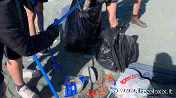 Spiaggia a Voltri “invasa” da mascherine anti-Covid, i volontari di Genova Cleaner l'hanno ripulita - Il Secolo XIX