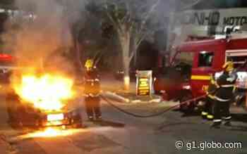 Carro pega fogo na avenida Machado de Assis, em Alfenas, MG - G1