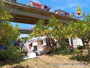 Auto con carrello precipita da un viadotto dopo Milazzo, un morto e un ferito, vigili del fuoco in azione [FOTO] - Messina in diretta