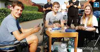 Auf Campingstühlen in der Warteschlange: Impfungen auf dem Kreyenberg in Garrel - Nordwest-Zeitung