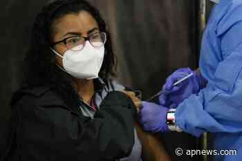 Panamá comienza a vacunar a mujeres jóvenes con AstraZeneca - AP News