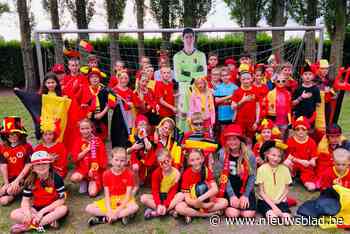 Leerlingen poseren met 'Thibaut Courtois' (Evergem) - Het Nieuwsblad