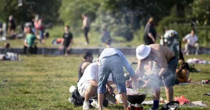 Tropische Sommernacht lockt Nachtschwärmer in Parks