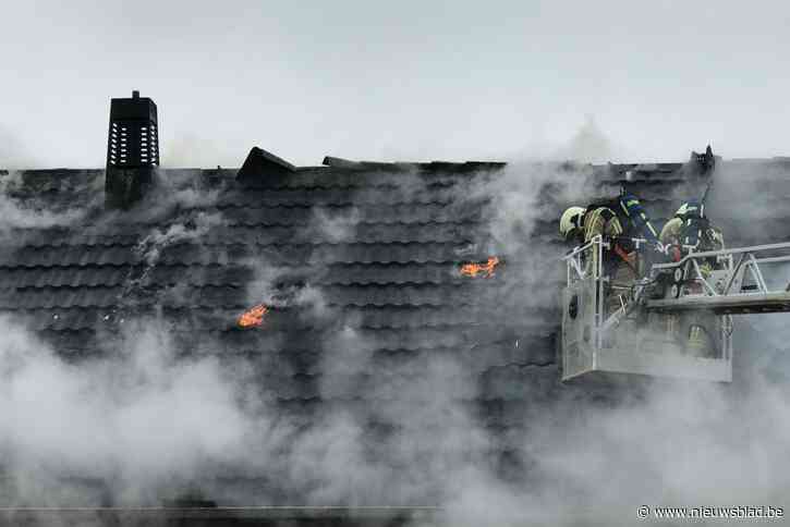Zware dakbrand vernielt woning in Diksmuide tijdens renovatie: “We hopen dat schade meevalt en we snel verder kunnen”