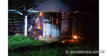 Residência em Imbituba é totalmente destruída por incêndio junto a móveis, eletrodomésticos e uma moto - Portal AHora