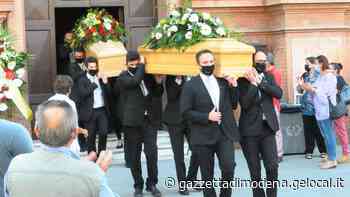 Castelnuovo Anna e Mario, in tanti per l'addio - La Gazzetta di Modena