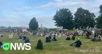 Meer dan 100 buurtbewoners manifesteren met ei op Linkeroever in Antwerpen: "Ik voel mij bedrogen" - VRT NWS