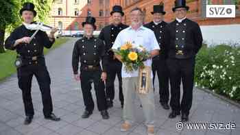 Ludwigslust-Parchim: Glücksbringer verabschieden Fachgebietsleiter Frank Leuschner | svz.de - svz.de