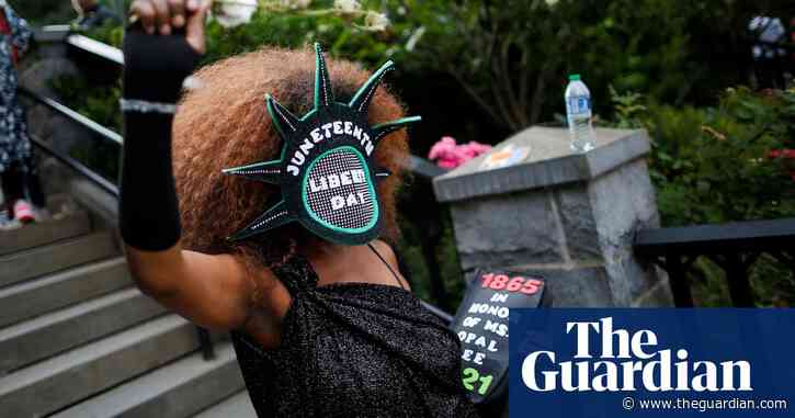 People across New York celebrate Juneteenth as federal holiday – video