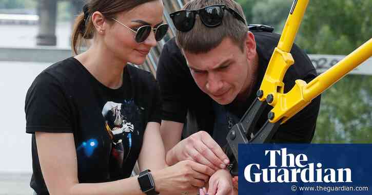 Ukrainian couple break up after being handcuffed together for 123 days – video report